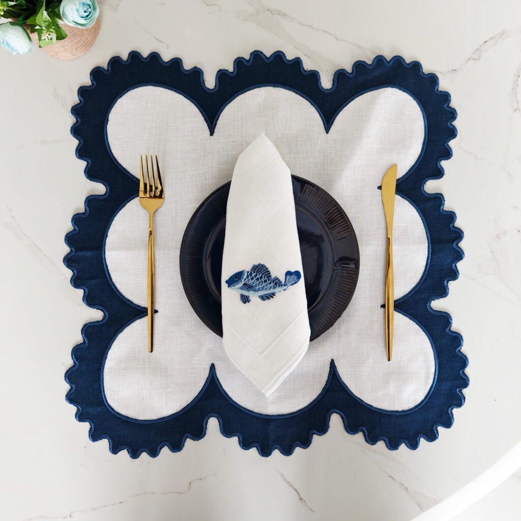 Wholesale Navy Blue 100% Linen Napkins Embroidered with Irregular Scalloped Edge for Dining Table