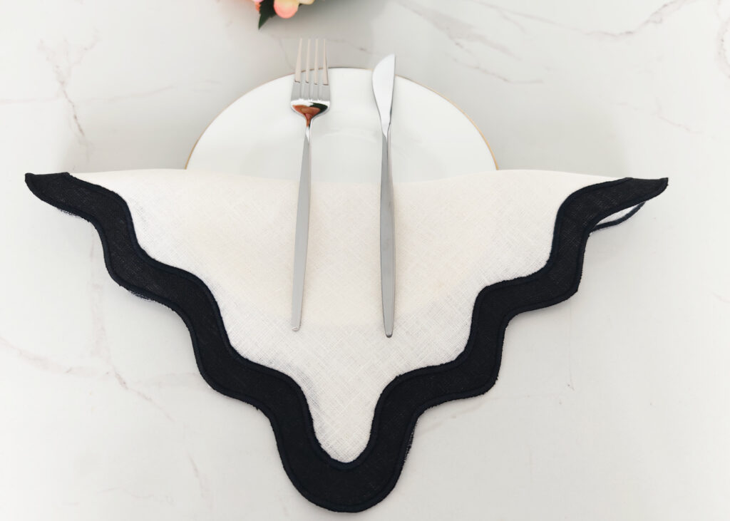 100% Reusable Luxury Linen Napkin Black White Double Scallop Embroidered Design Cloth for Home Weddings Handmade Techniques